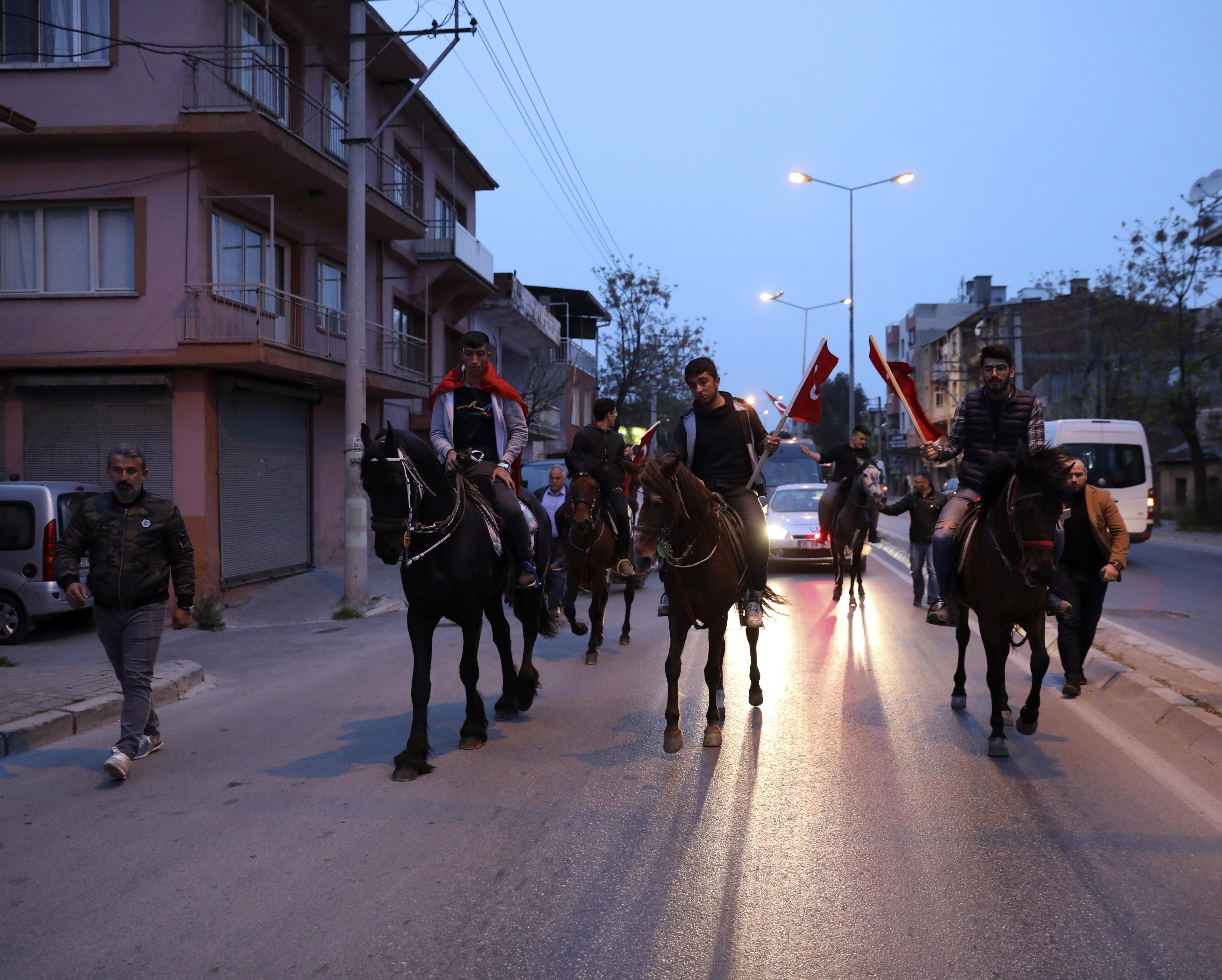ZEYBEKCİ’YE ATLI, BANDOLU KARŞILAMA