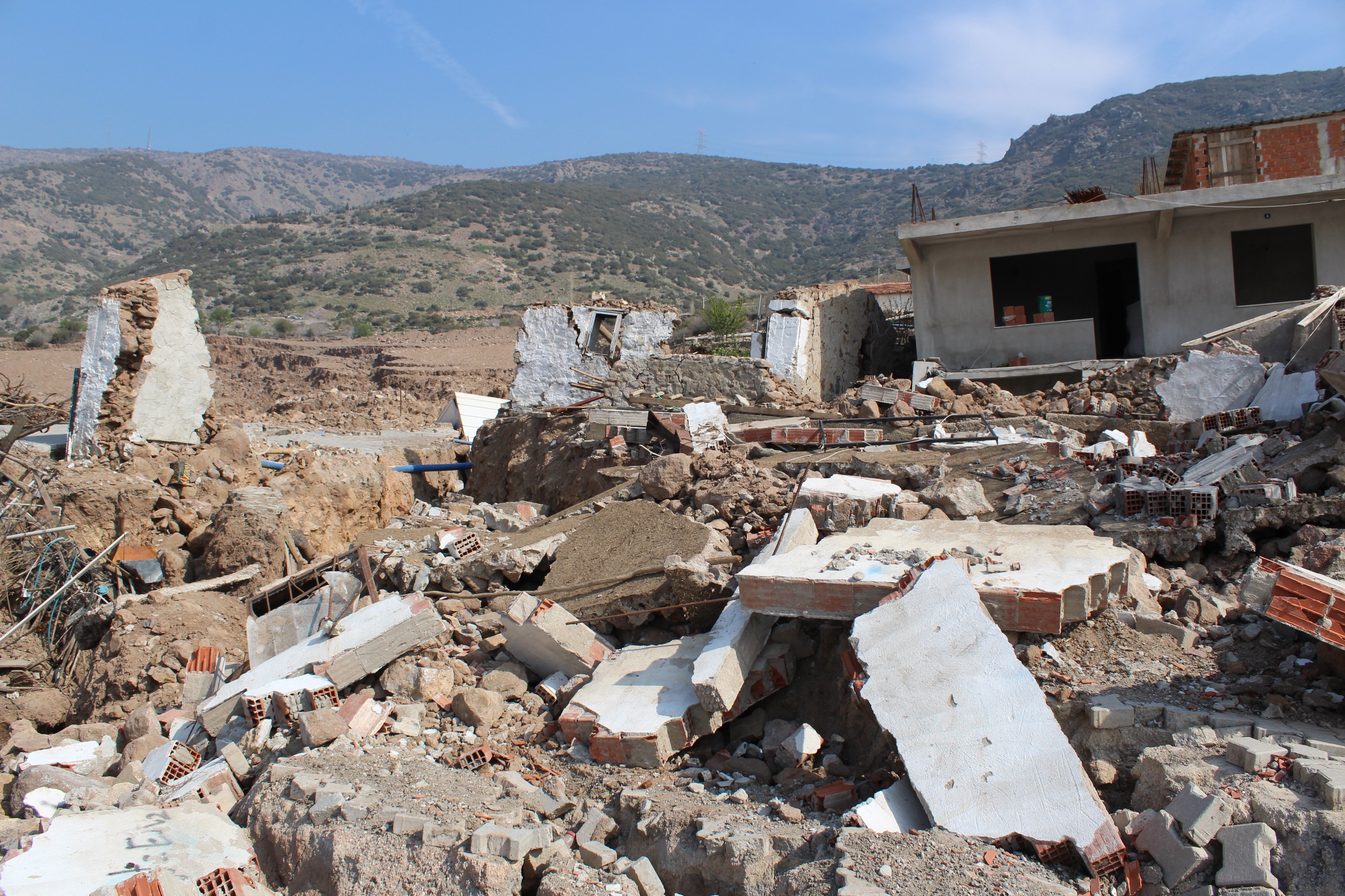 İZMİR'DE HEYELAN BÖLGESİNDE BEKLEYİŞ SÜRÜYOR