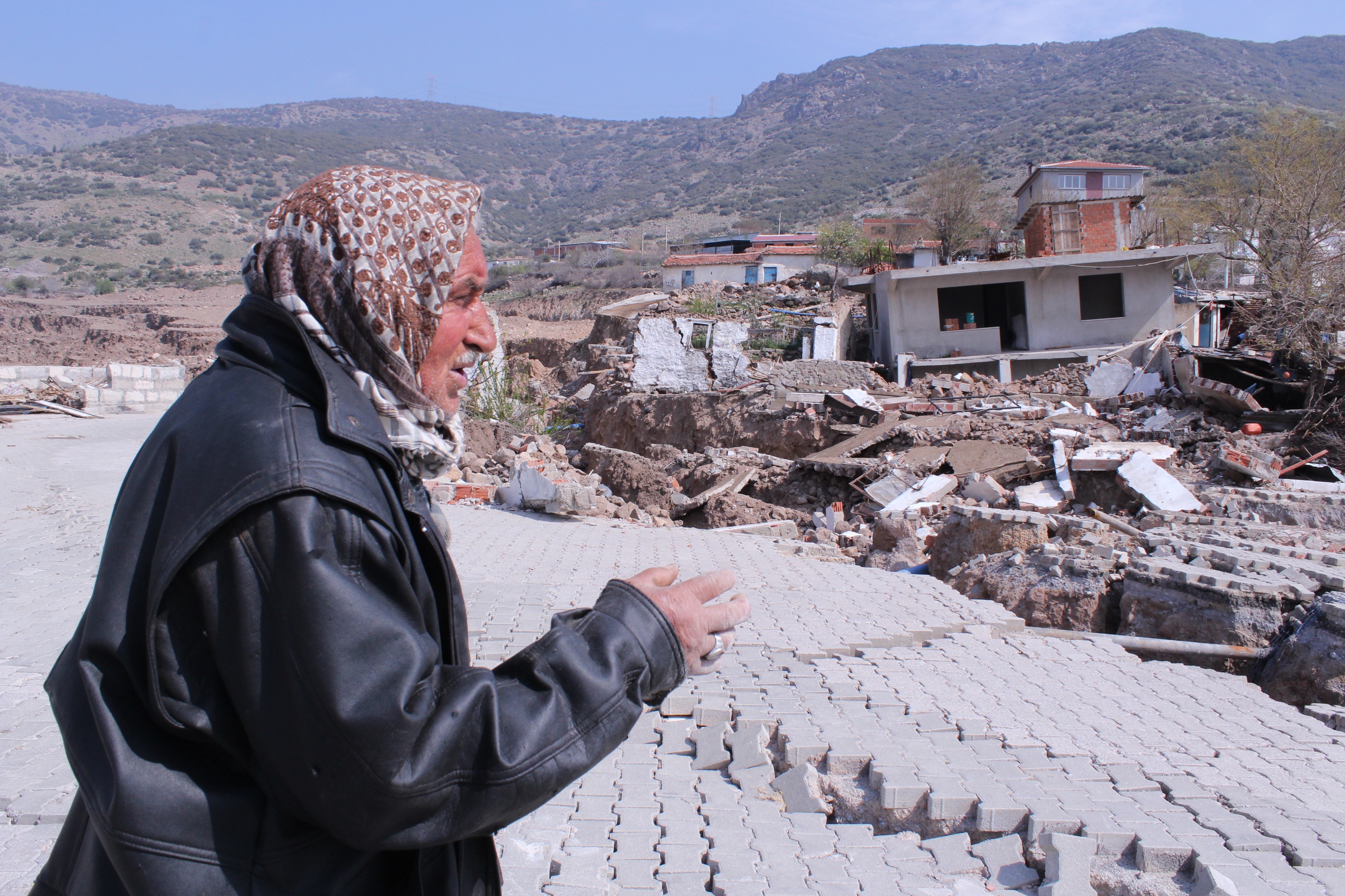 İZMİR'DE HEYELAN BÖLGESİNDE BEKLEYİŞ SÜRÜYOR