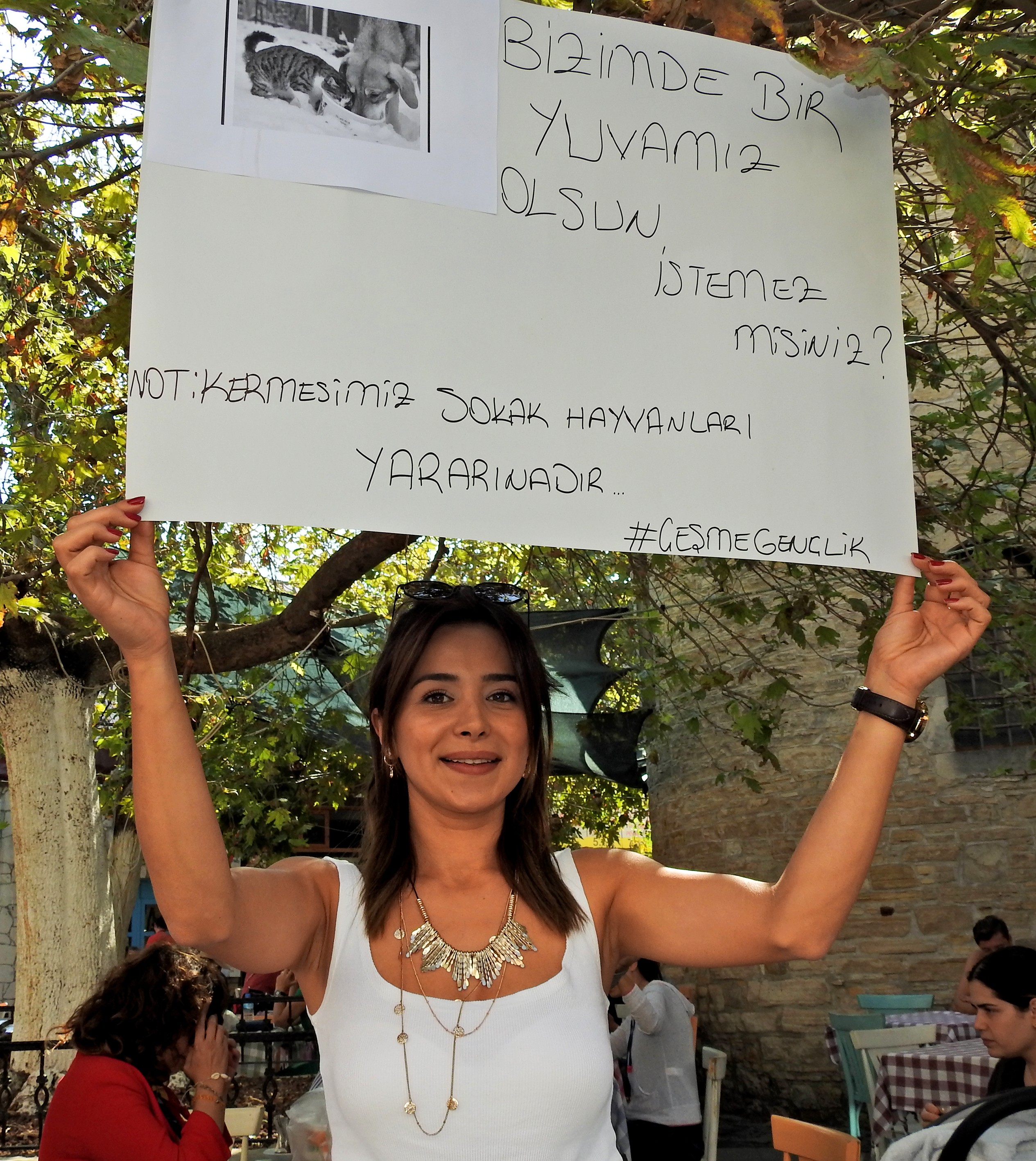 Çeşme CHP Gençlik Kollarından sokak hayvanları için kermes