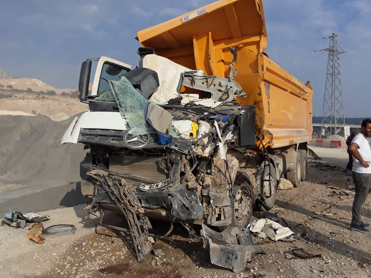 KAMYON VE TIR ÇARPIŞTI: 1 ÖLÜ, 1 YARALI