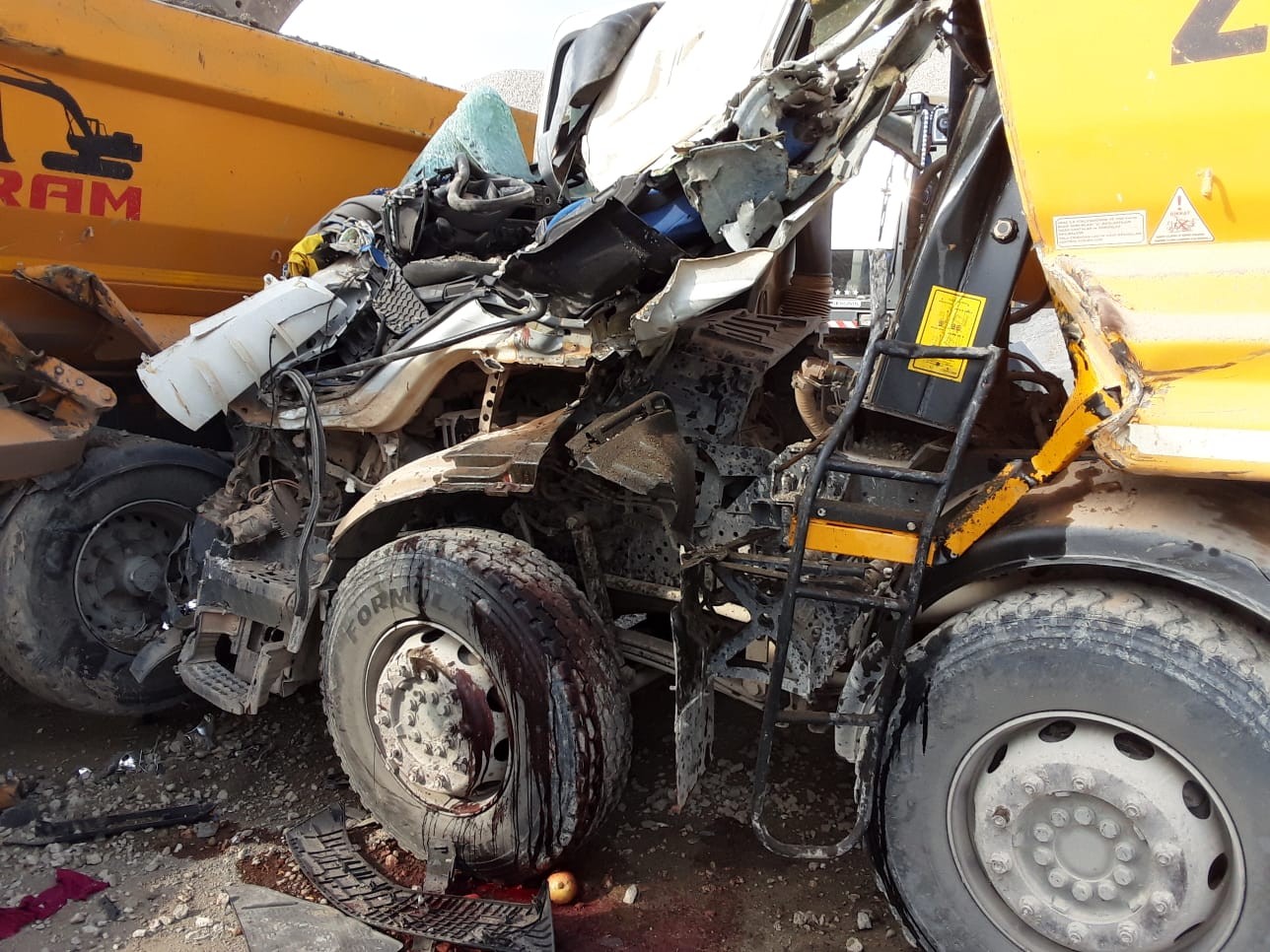 KAMYON VE TIR ÇARPIŞTI: 1 ÖLÜ, 1 YARALI