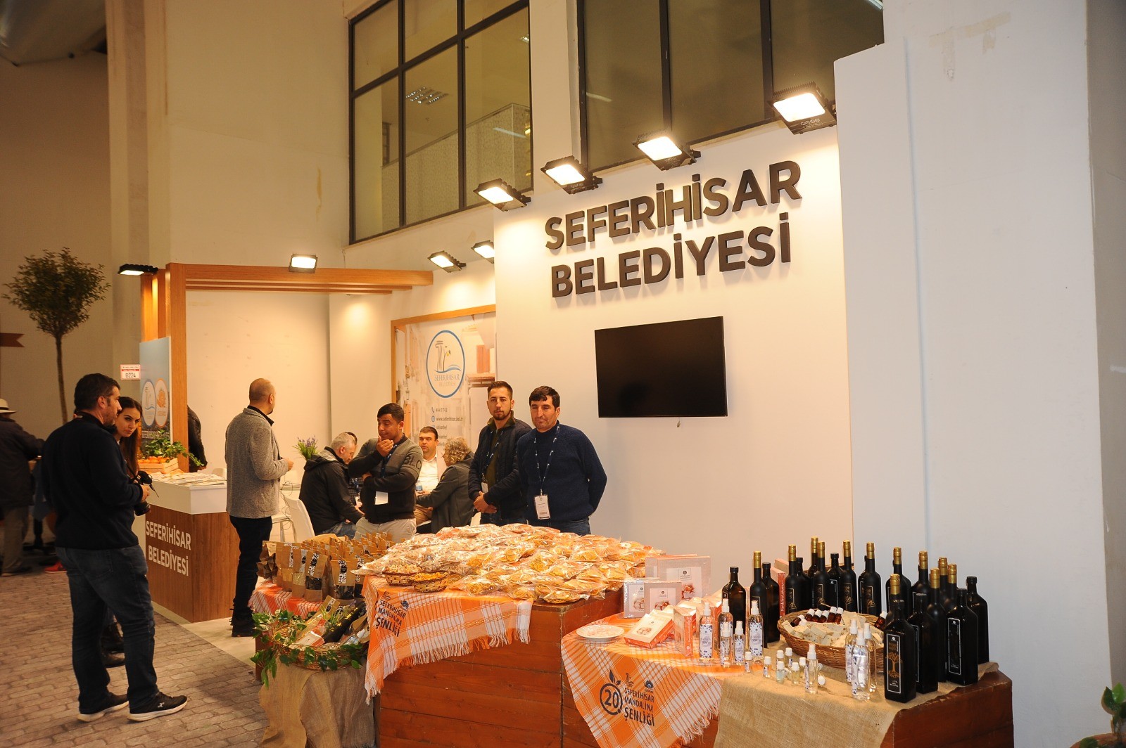 ZİYARETÇİLERE MANDALİNALI KARŞILAMA