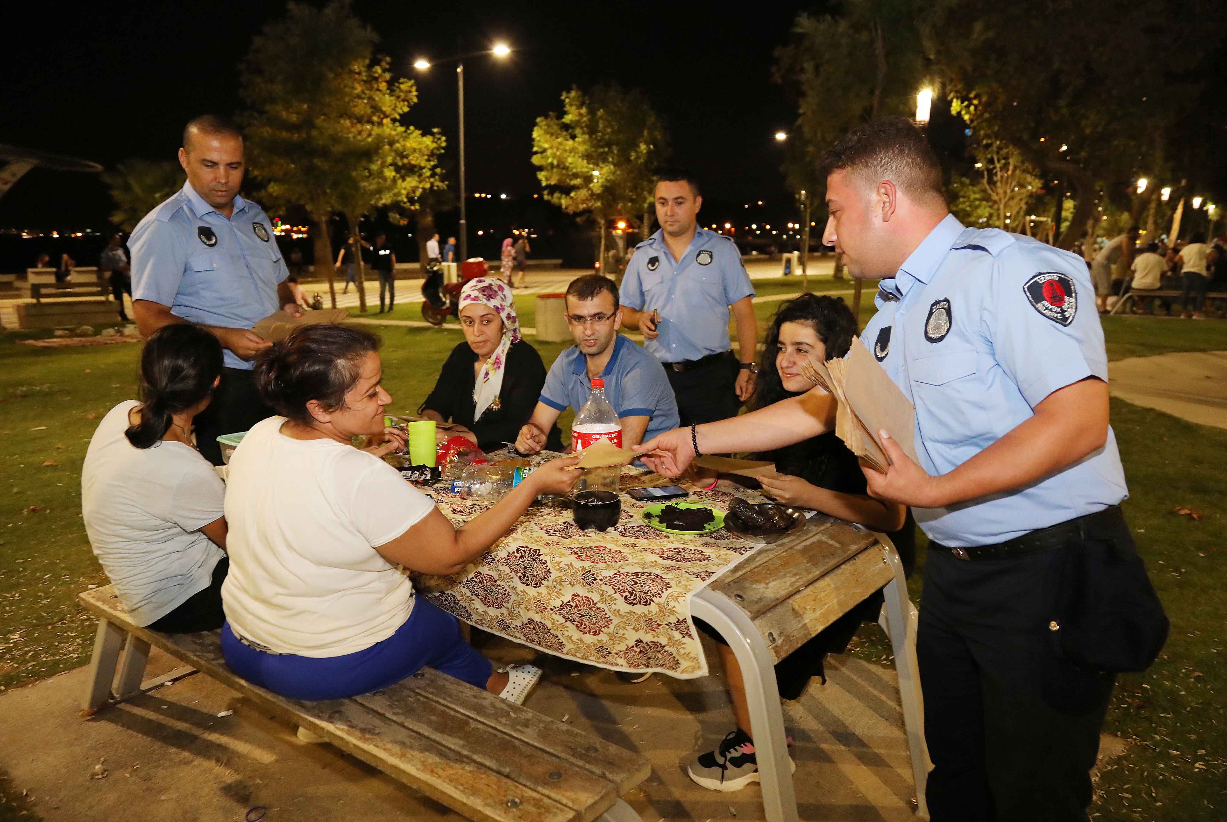 BAYRAKLI'DA PİKNİKÇİLERE FARKINDALIK ETKİNLİĞİ