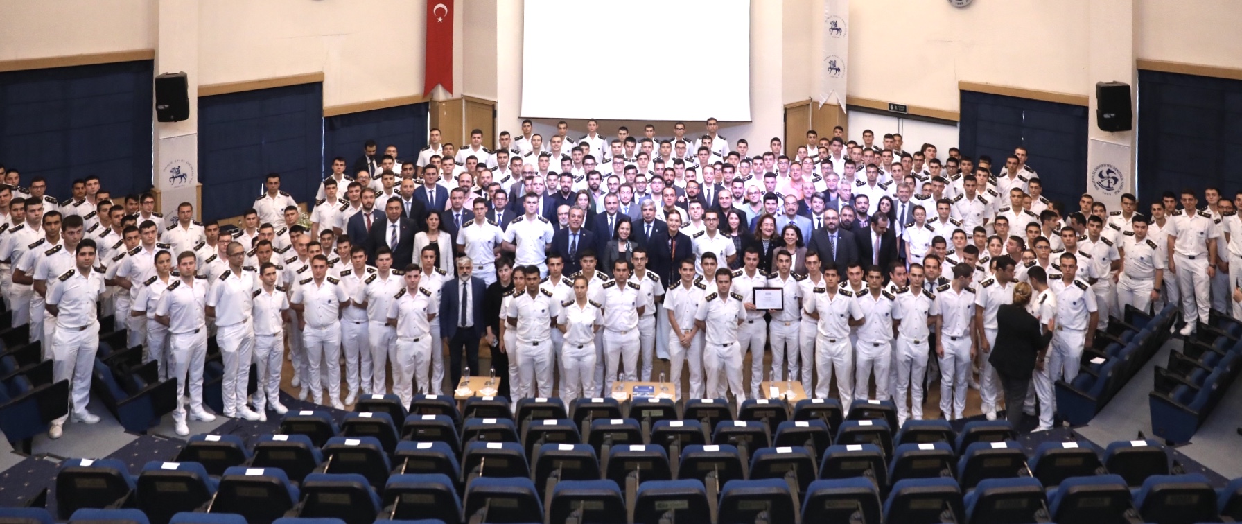 DEÜ'DE ULUSLARARASI GURUR