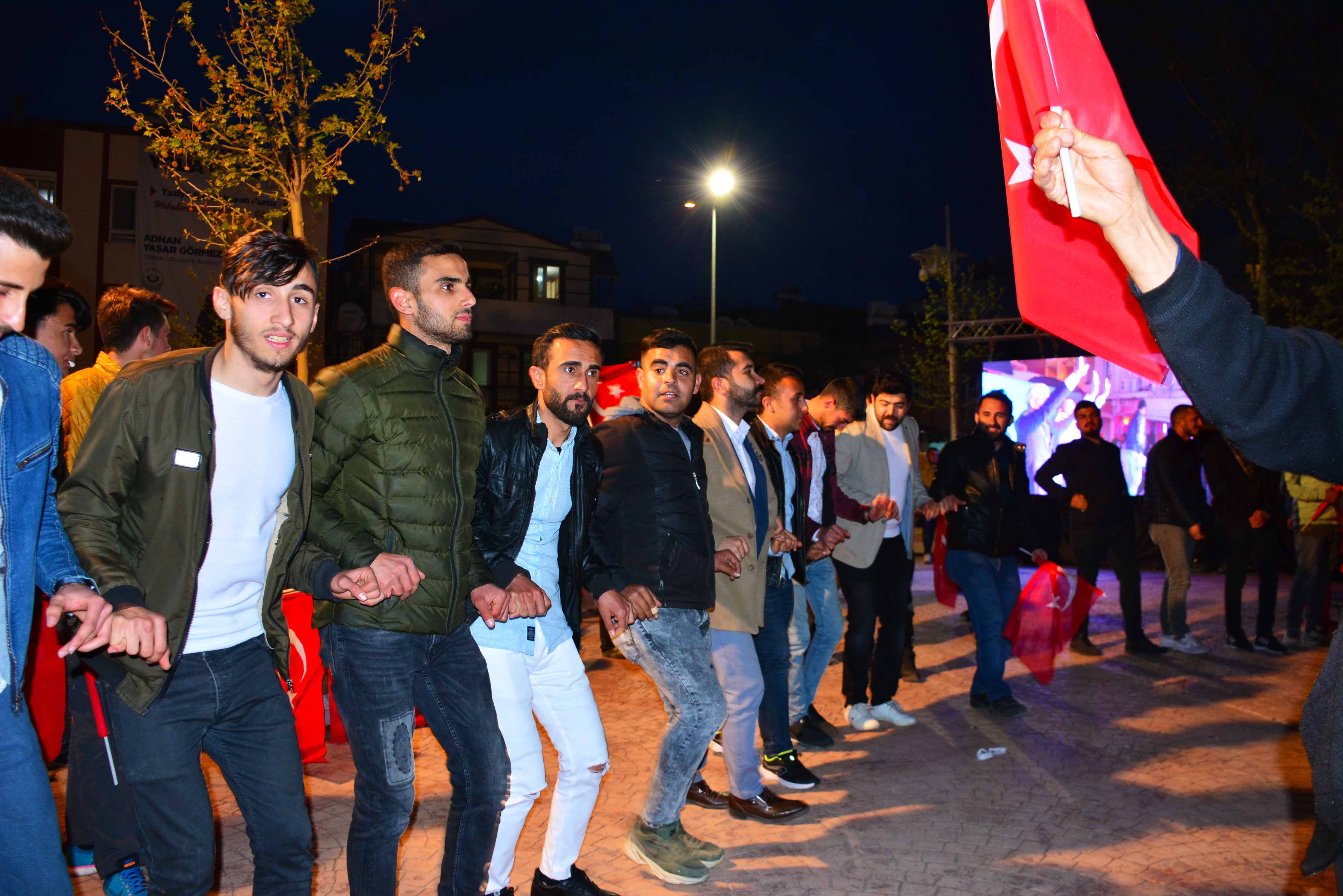 TORBALILI BAŞKAN HALAYLARLA KARŞILANDI