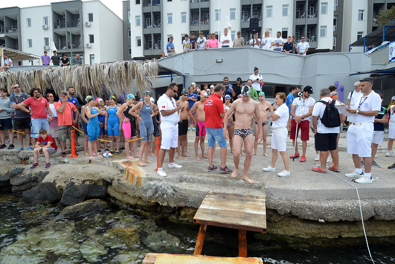 FOÇA’DA KULAÇLAR MİLLİ TAKIMA KATILMAK İÇİN ATILIYOR