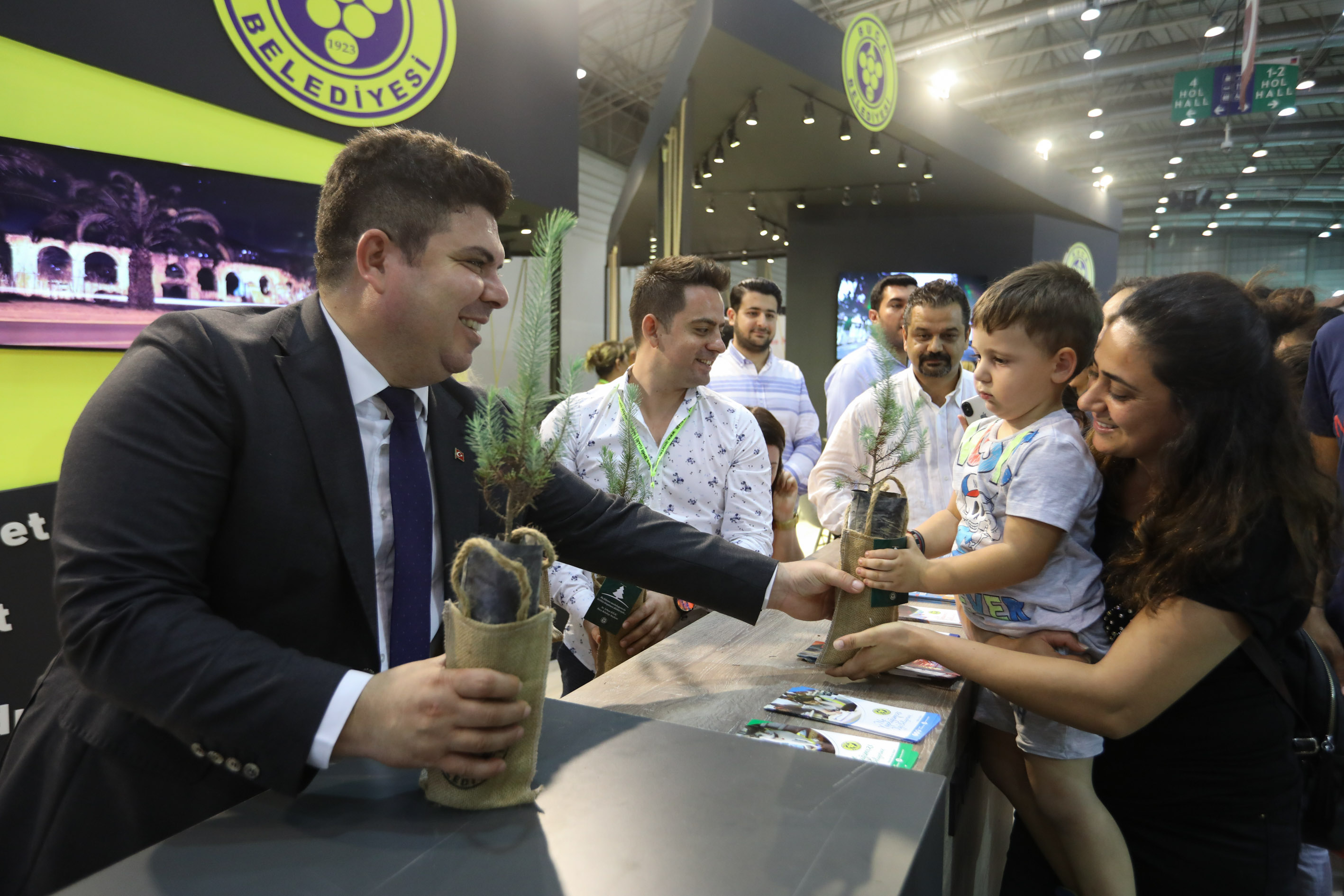 ERHAN KILIÇ’TAN 88. İEF’TE BAŞKANLARA FİDAN JESTİ