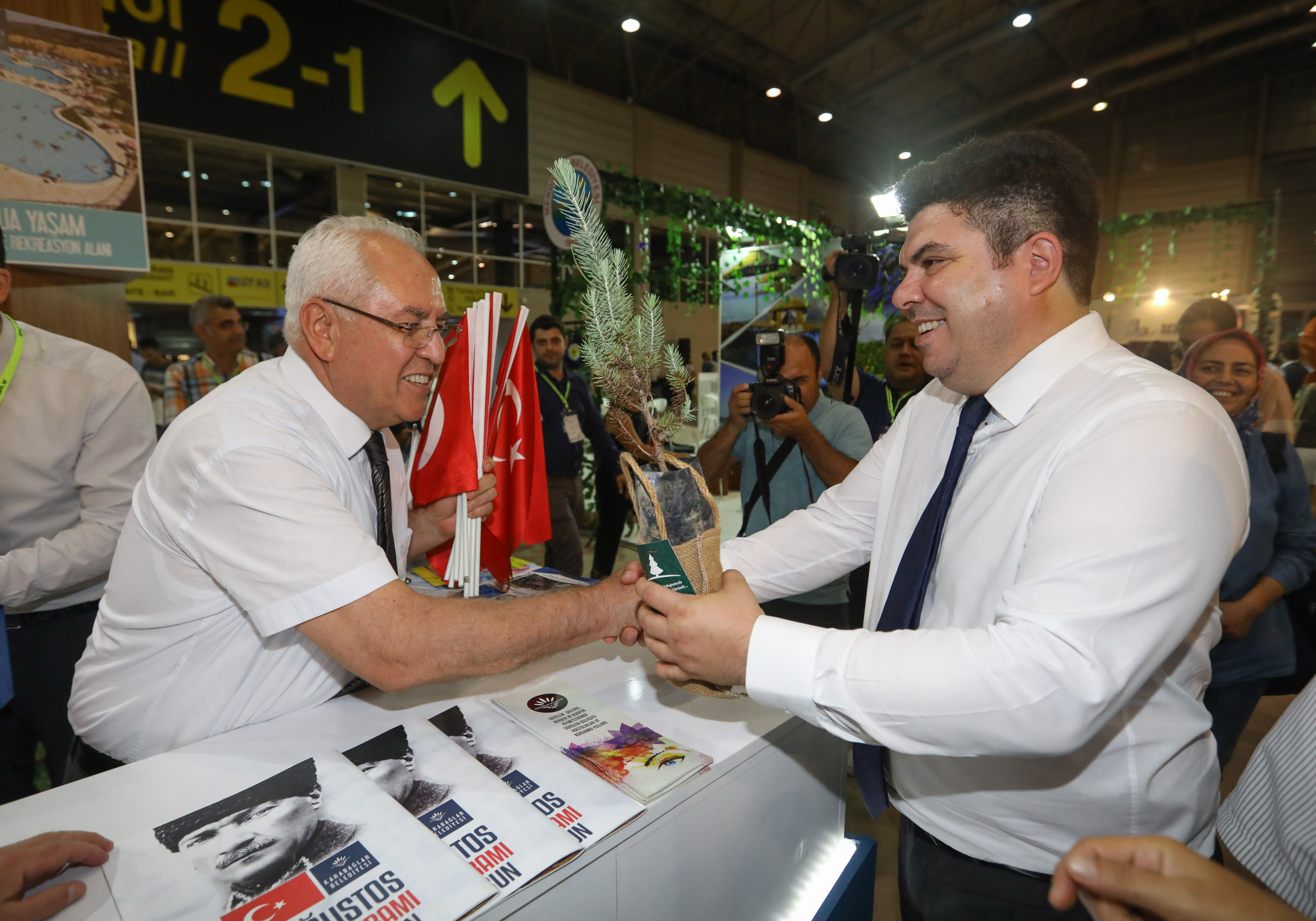 ERHAN KILIÇ’TAN 88. İEF’TE BAŞKANLARA FİDAN JESTİ