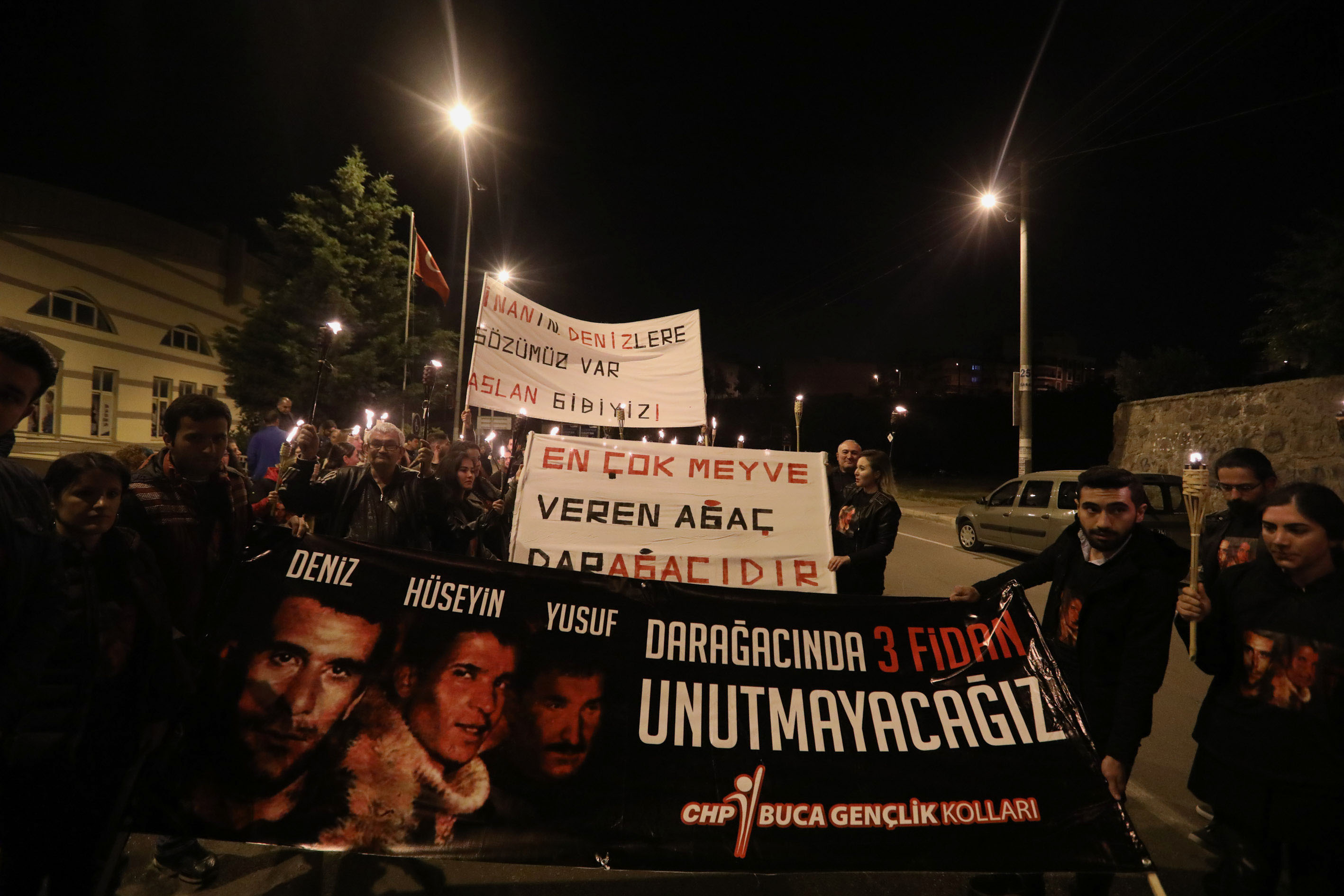 BUCA 'ÜÇ FİDANI' ANITI ÖNÜNDE 'AYNI SAATTE' ANDI