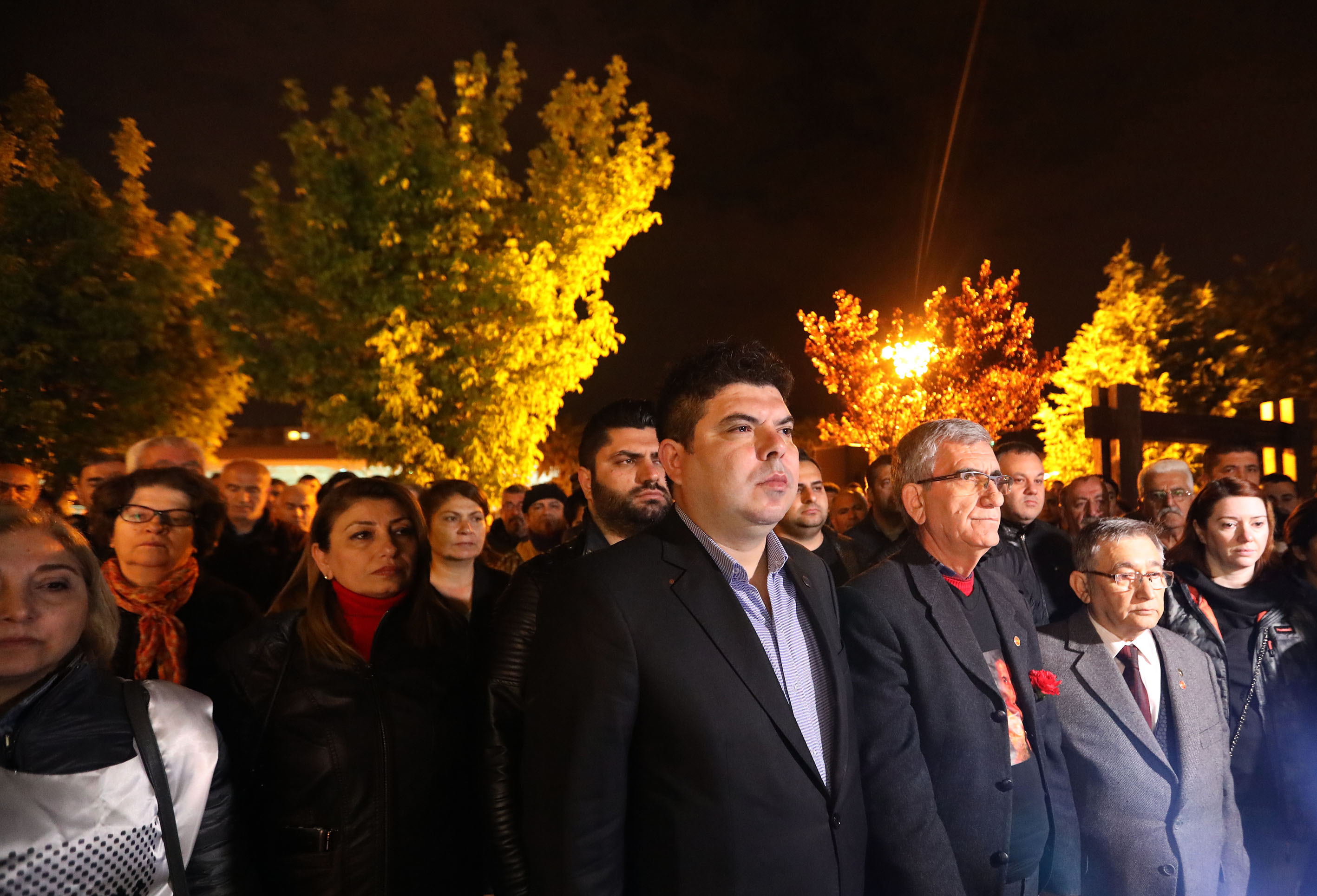 BUCA 'ÜÇ FİDANI' ANITI ÖNÜNDE 'AYNI SAATTE' ANDI