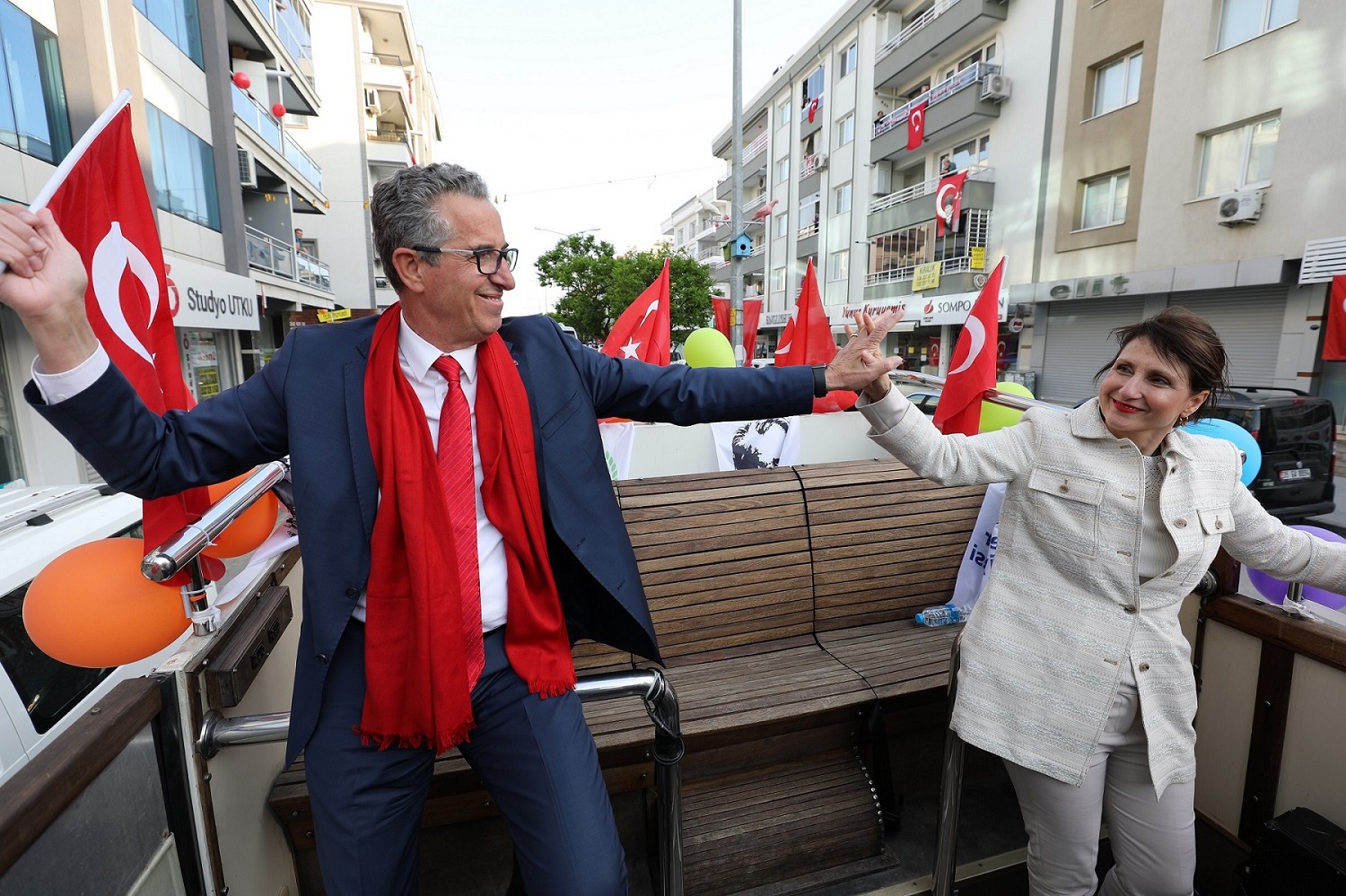   GAZİEMİR’İN BALKONLARINDA 23 NİSAN COŞKUSU