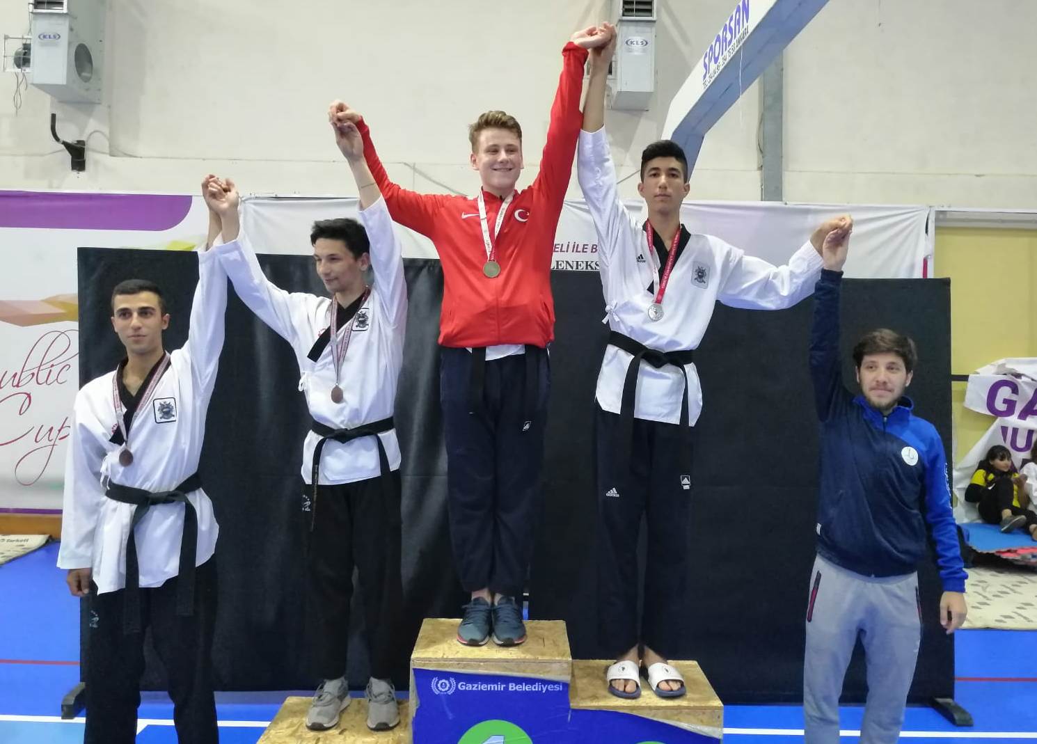 BAYRAKLI TAEKWONDO’DA MADALYAYA DOYMUYOR