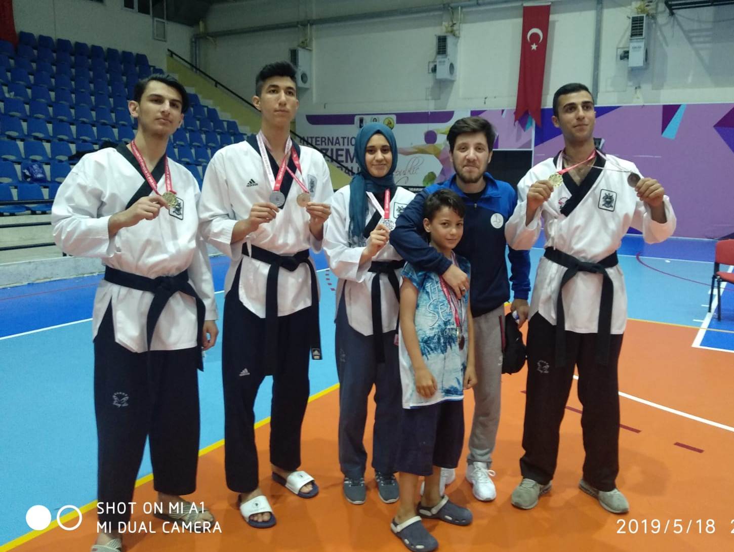 BAYRAKLI TAEKWONDO’DA MADALYAYA DOYMUYOR