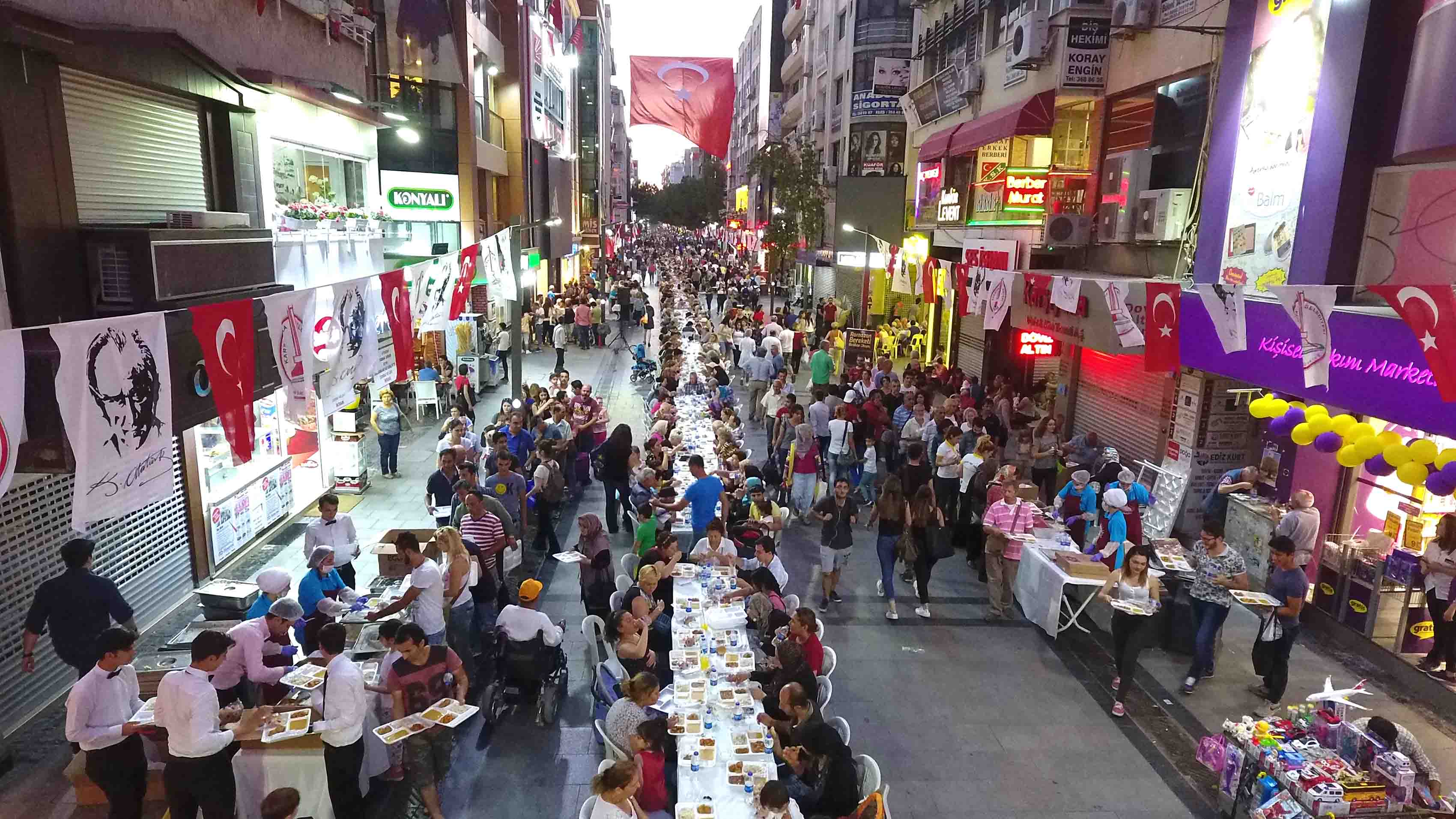KARŞIYAKA ÇARŞI'DA DEV İFTAR BULUŞMASI