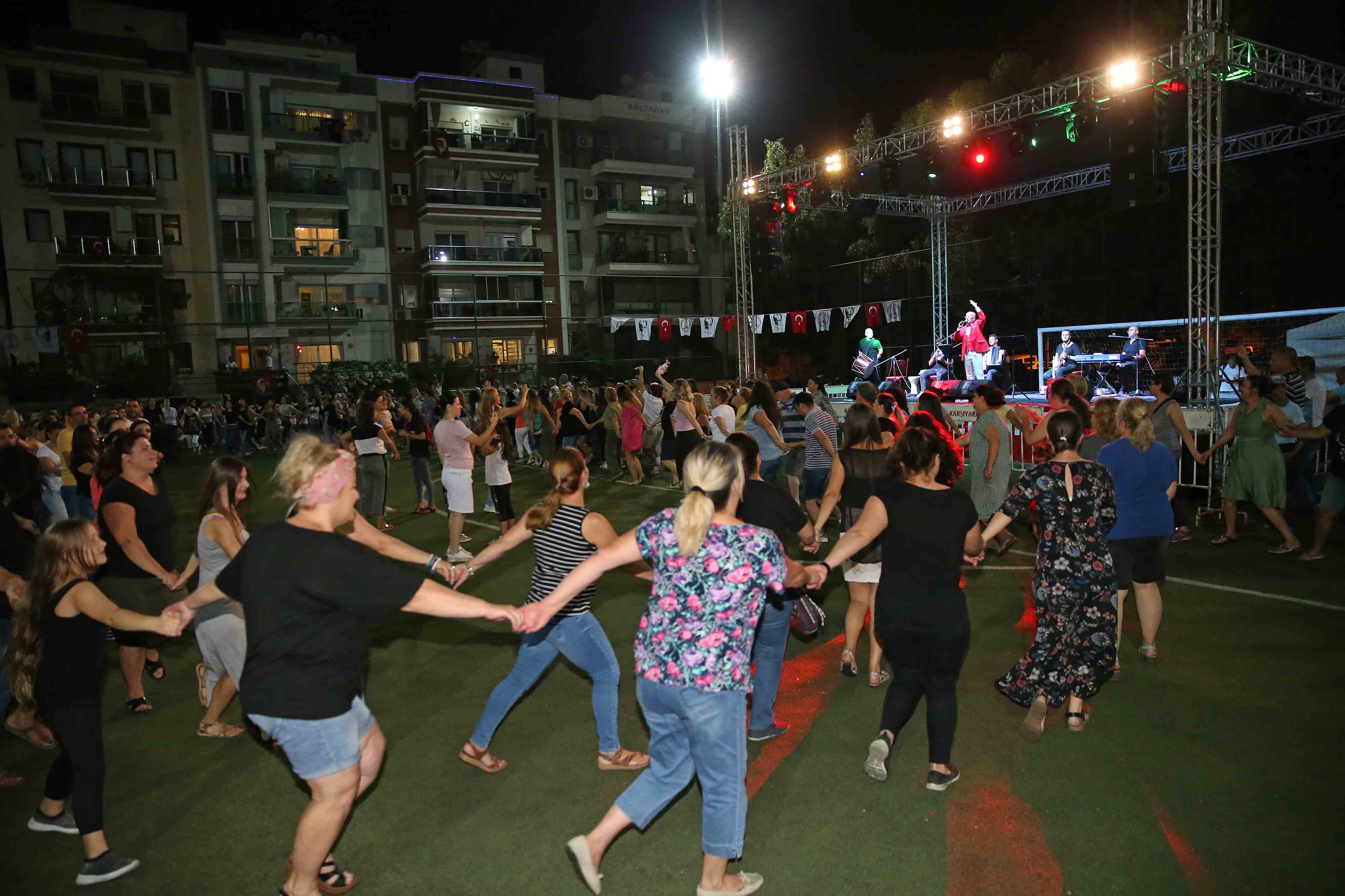 KARŞIYAKA’DA BALKAN RÜZGARLARI ESTİ