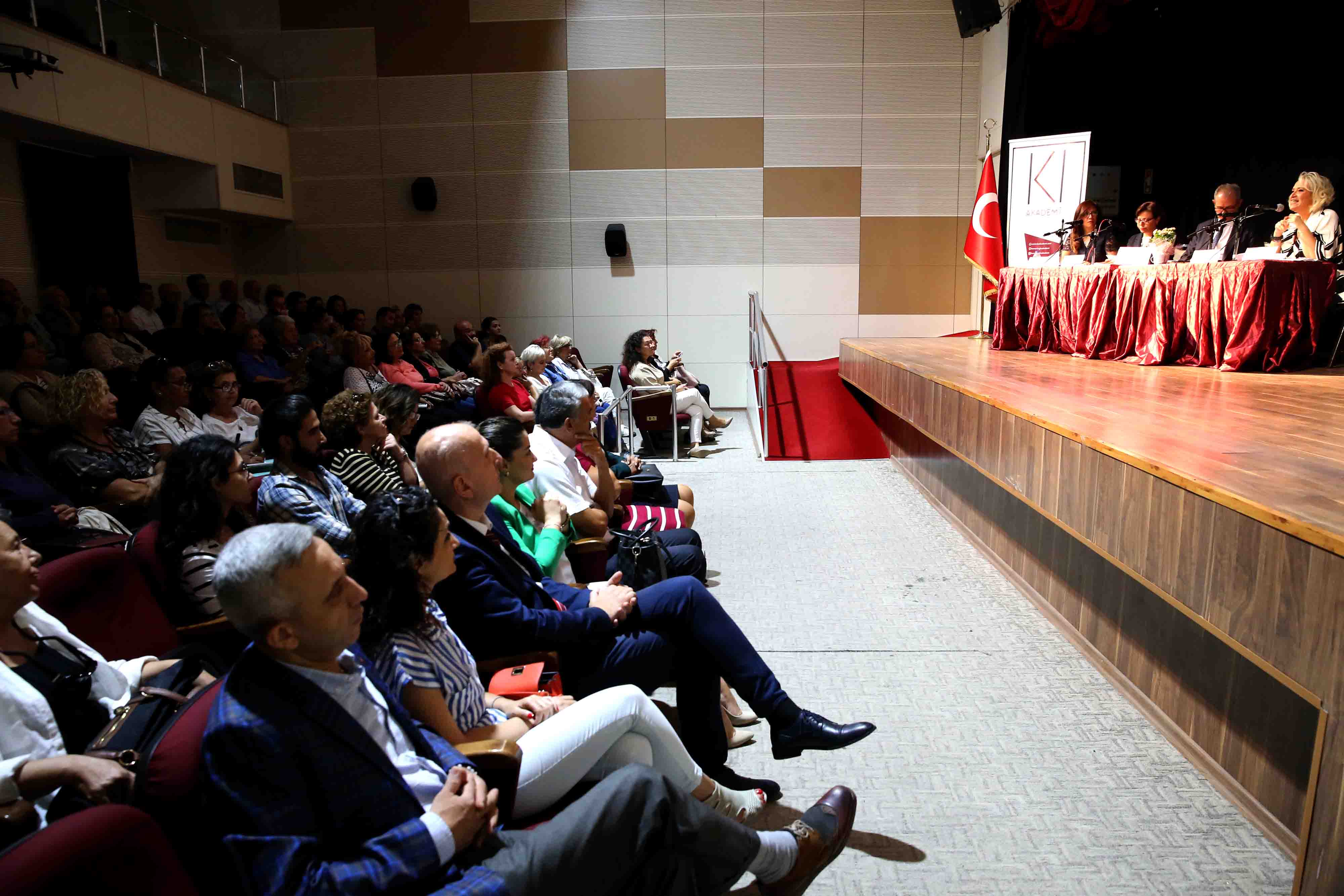 KARŞIYAKA’DA ‘ŞİDDETSİZ İLETİŞİM’ PANELİ