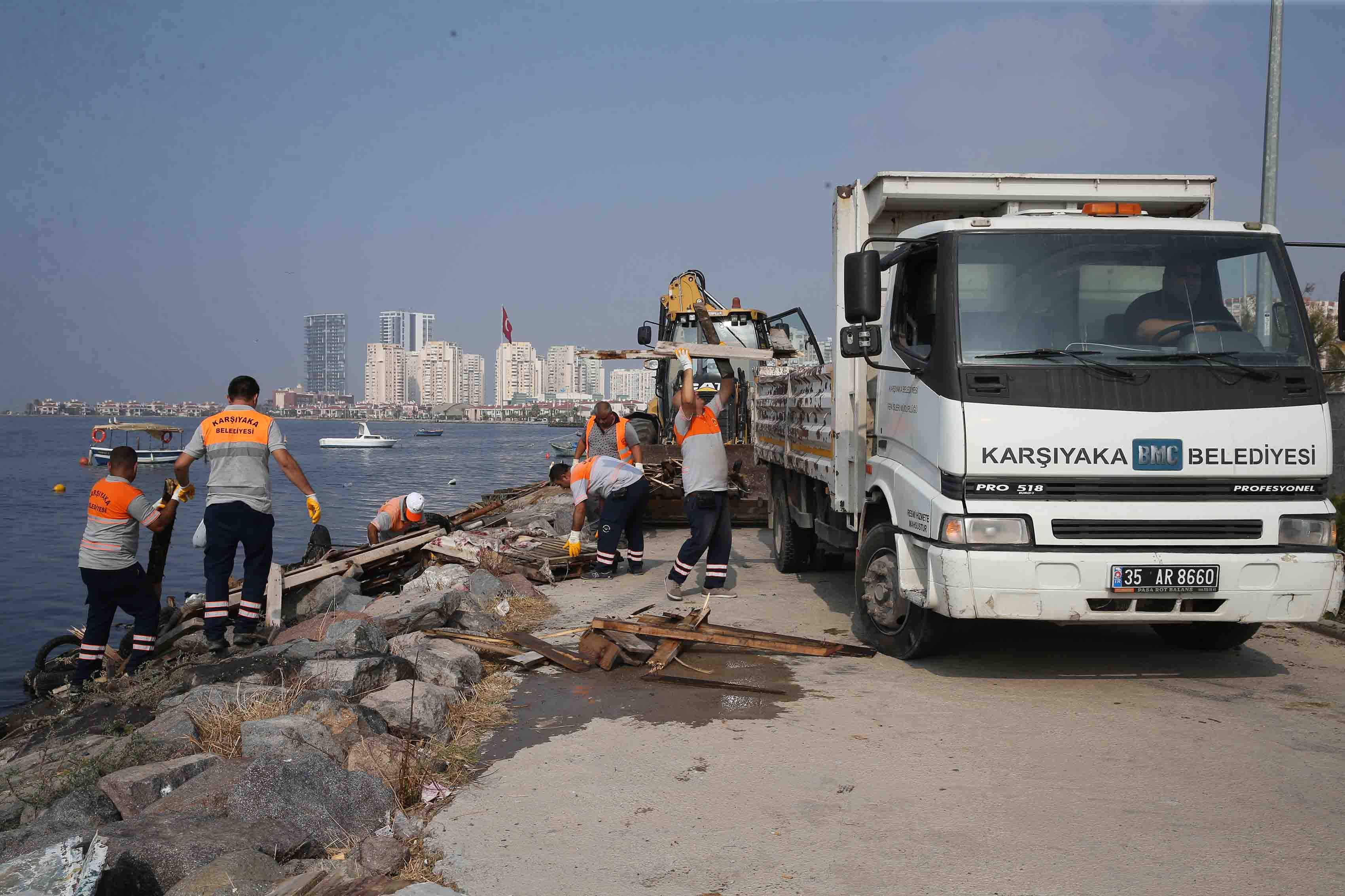KARŞIYAKA'DA KAÇAK İSKELELERE OPERASYON