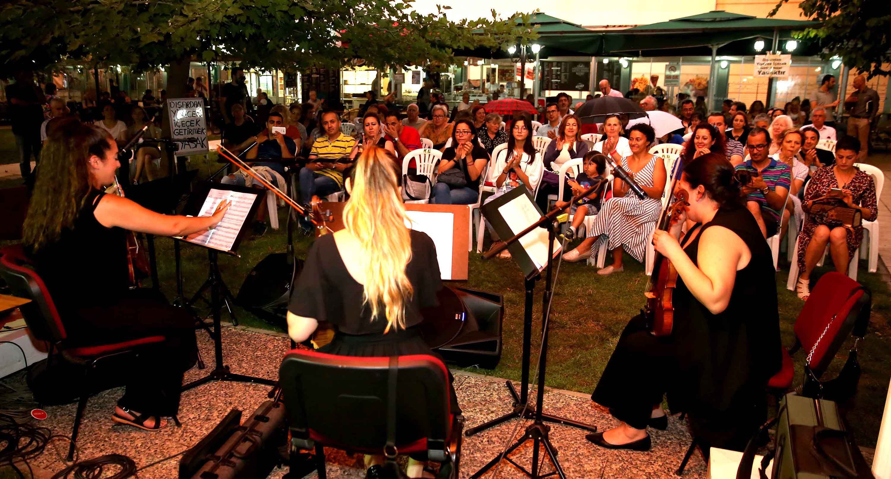 KARŞIYAKA’DA SANAT ‘SALONDAN SOKAĞA’ TAŞINDI