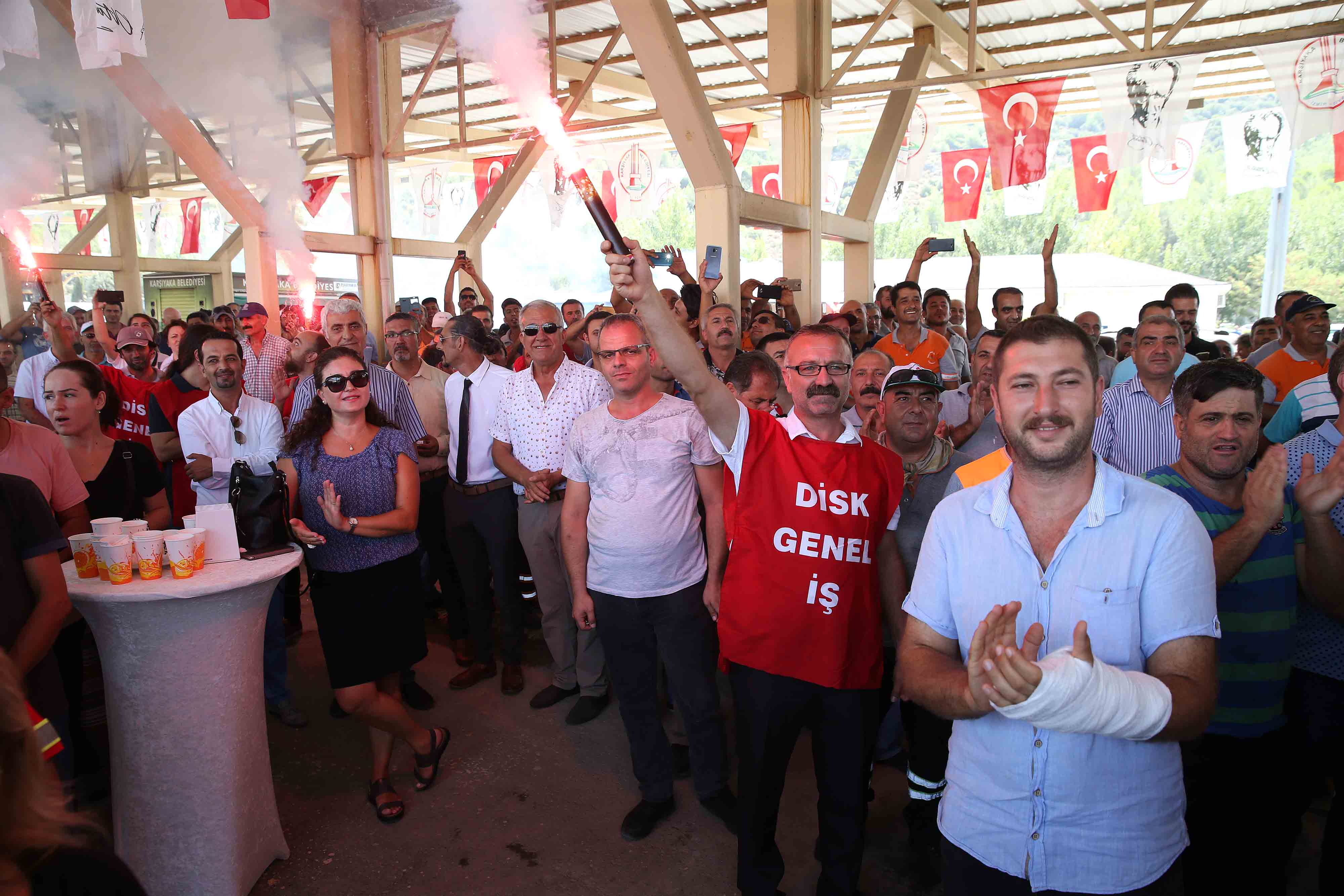 KARŞIYAKA BELEDİYESİ’NDE ‘TOPLU SÖZLEŞME’ SEVİNCİ