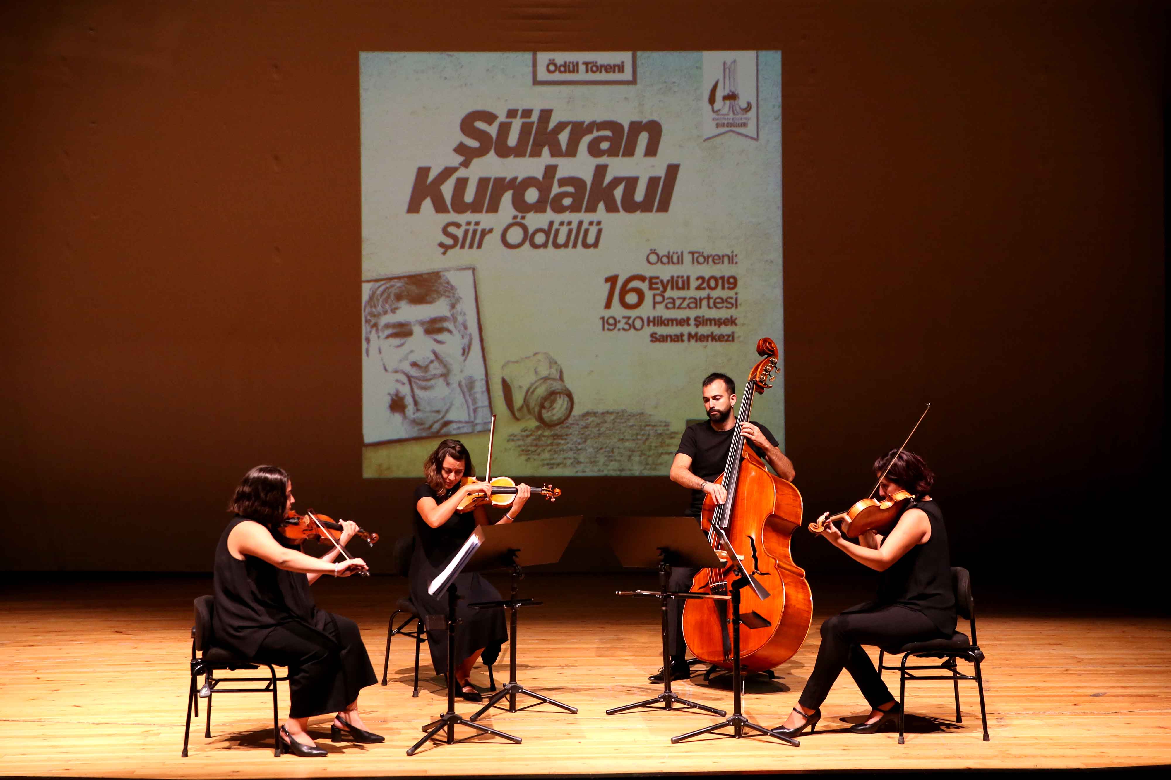 KARŞIYAKA’DA ‘ŞÜKRAN KURDAKUL ŞİİR ÖDÜLÜ’ SAHİBİNİ BULDU
