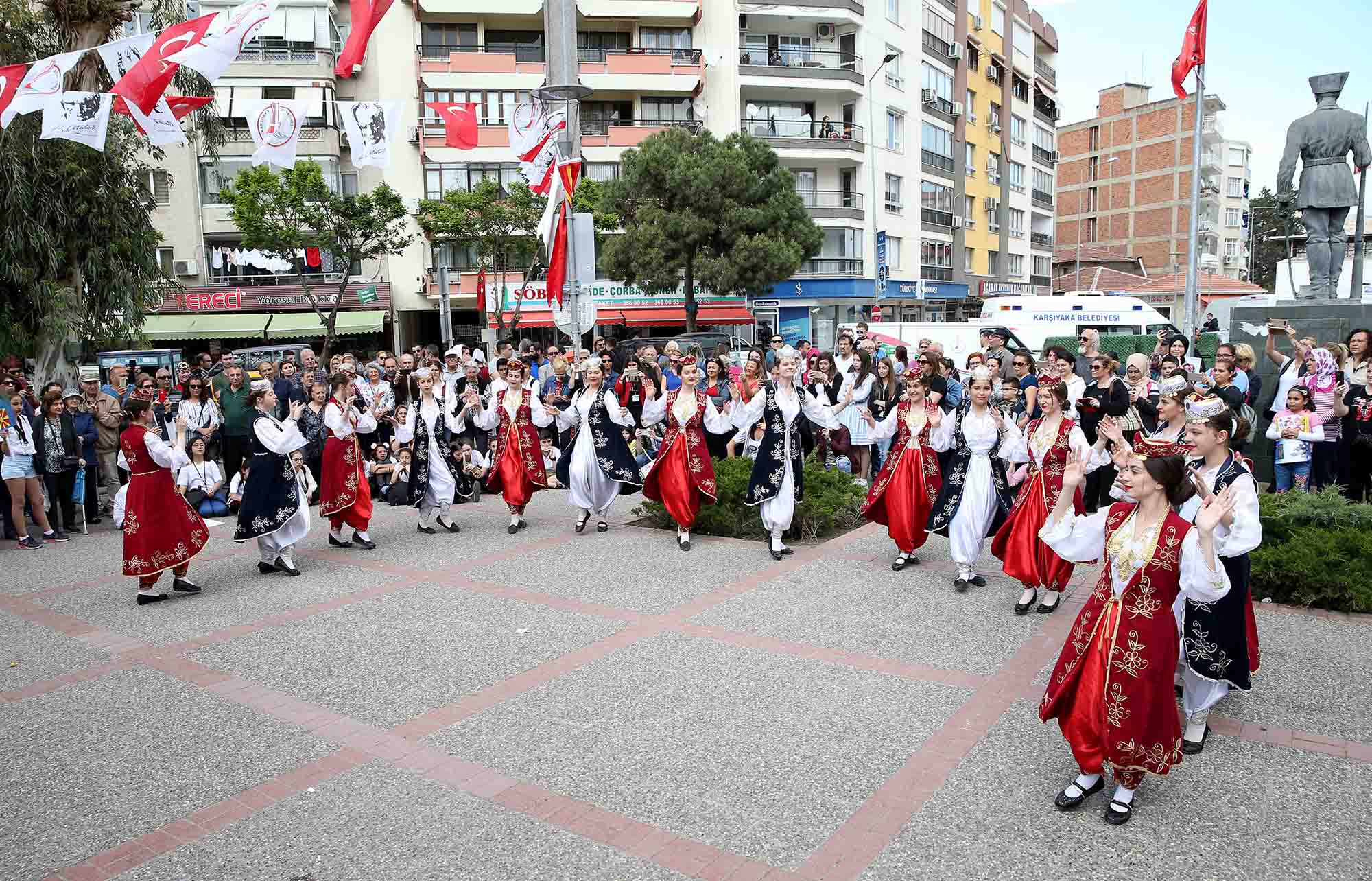 DÜNYA ÇOCUKLARI KARŞIYAKA’DA BULUŞUYOR!
