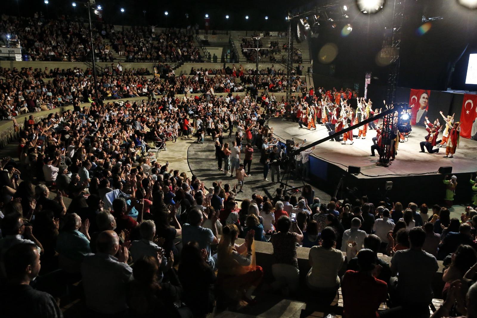 450 DANSÇI, 10 YÖRENİN OYUNLARINI SERGİLEDİ