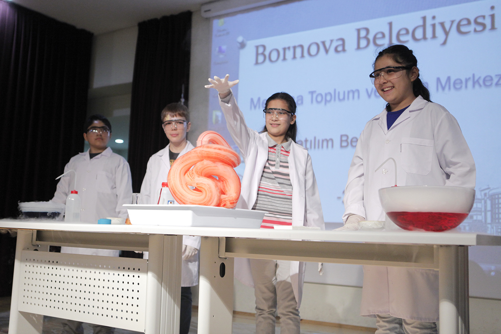 BORNOVA’DA YAZ BİLİM ATÖLYELERİ UYGULAMALI EĞİTİM VERİYOR