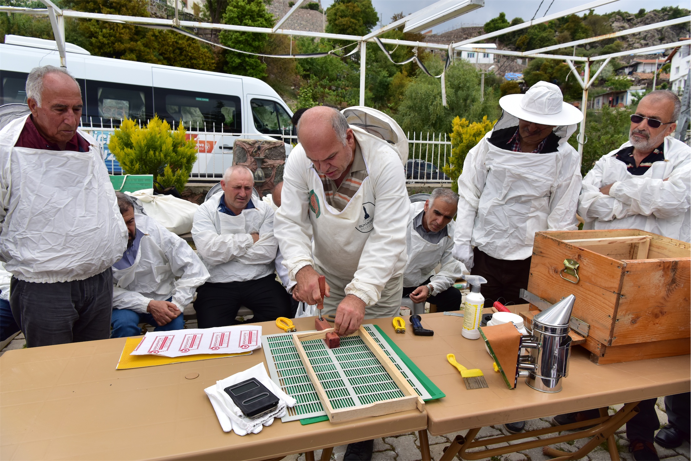 YENİ ARICILARA, BORNOVA BELEDİYESİ'NDEN TAM DESTEK