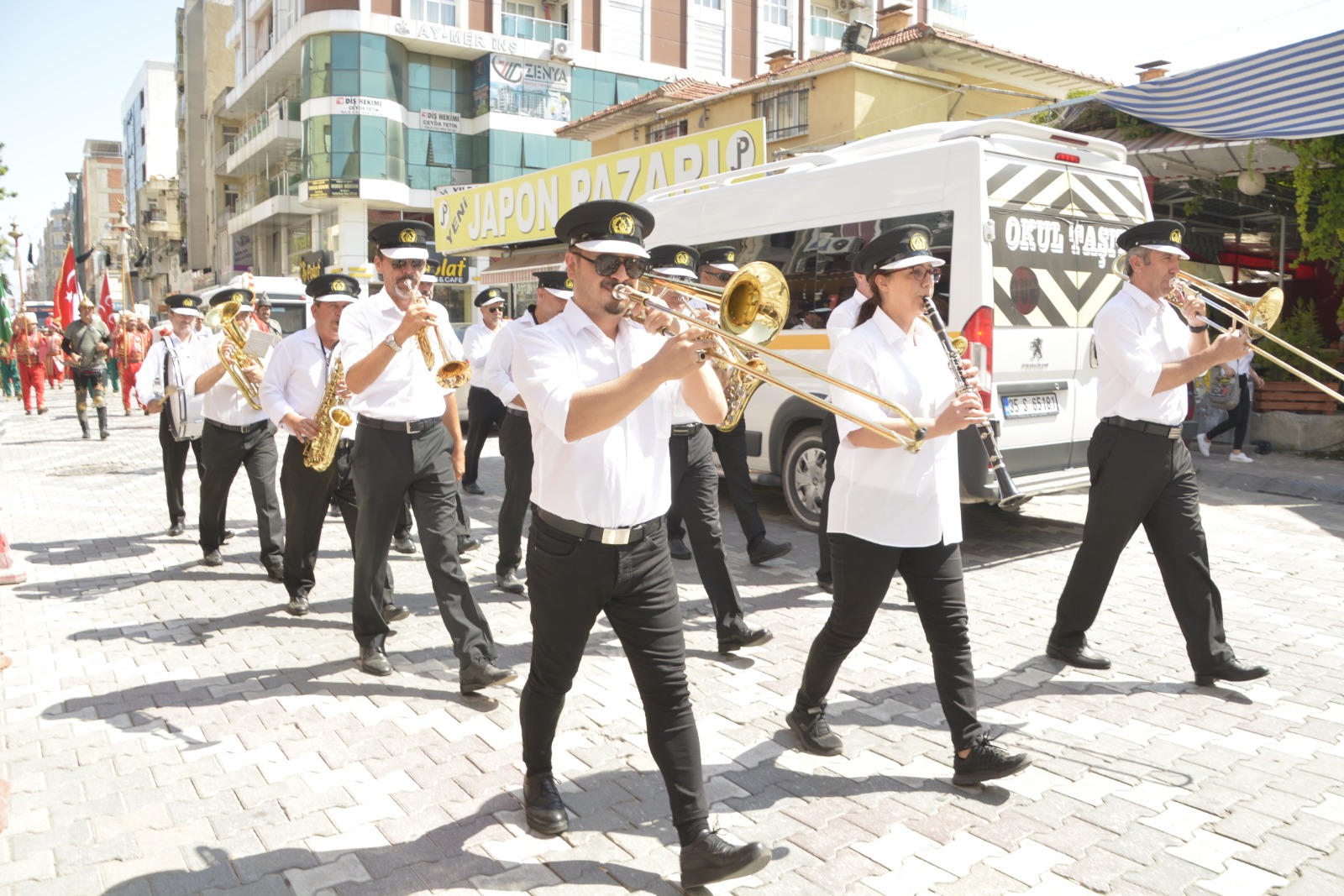 İMAMOĞLU’NUN ZAFERİ TORBALI’DA MEHTERANLA KUTLANDI