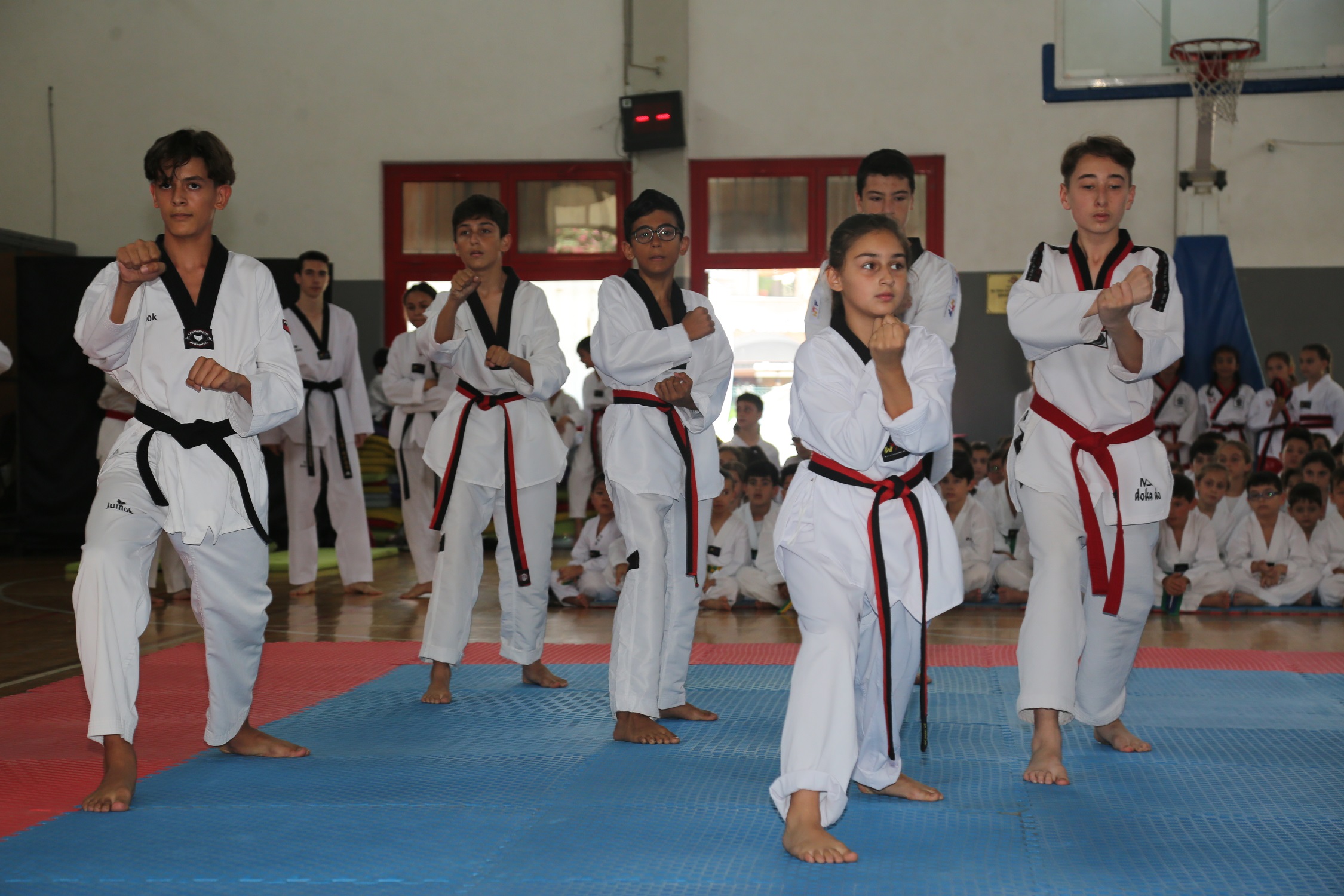 TAEKWONDOCULARINDAN KUŞAK MÜCADELESİ