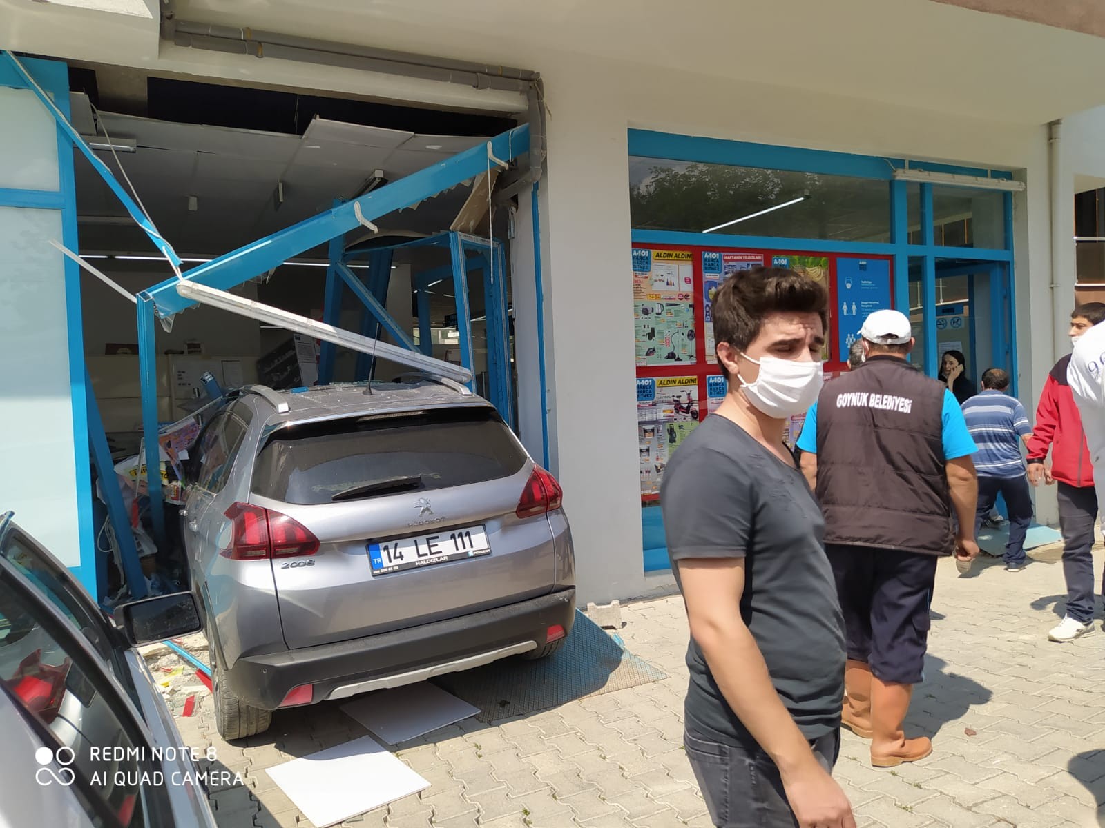 Kontrolden çıkan otomobil markete girdi