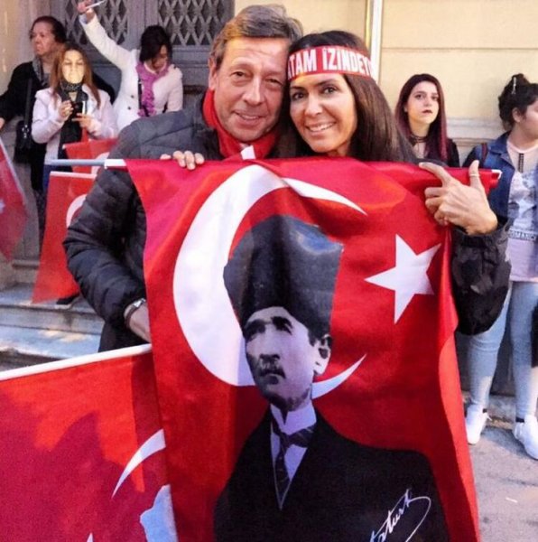 ÜNLÜLERİN 23 NİSAN MESAJLARI