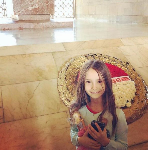 ÜNLÜLERİN 23 NİSAN MESAJLARI