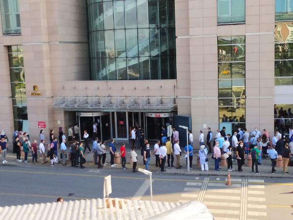 İstanbul Adalet Sarayı önünde 'normalleşme' kuyruğu