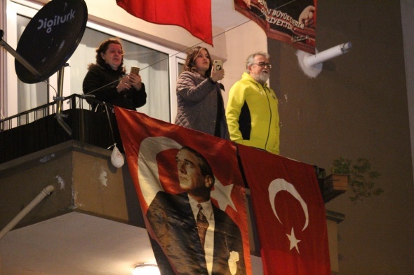 23 NİSAN COŞKUSU BALKONLARDA YAŞANDI