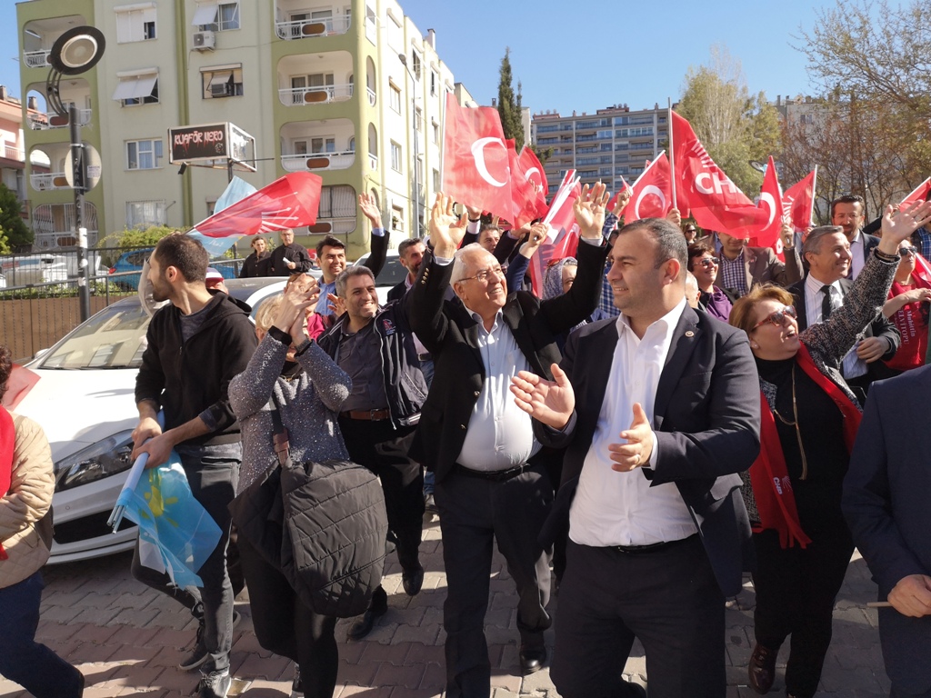 KARABAĞLAR’DA COŞKULU YÜRÜYÜŞ