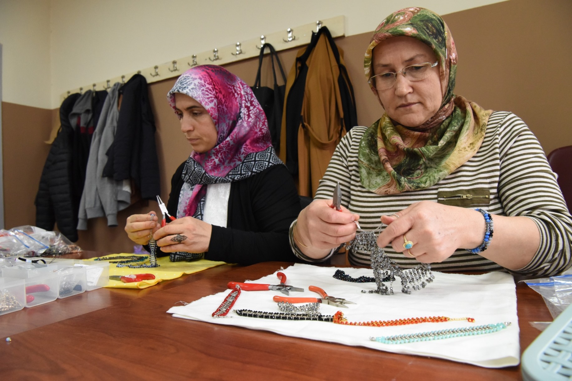 BORNOVA'da HOBİ KURSLARINDAN BİNLERCE KİŞİ YARARLANIYOR