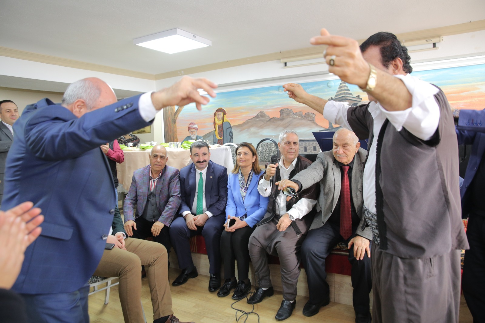 EROĞLU'NA SAZLI SÖZLÜ SÜRPRİZ KARŞILAMA
