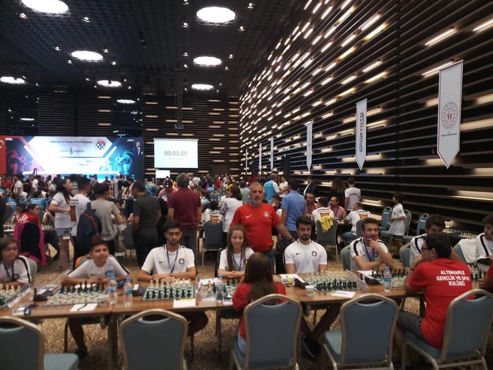 ÇEŞMELİ SATRANÇ SPORCULARI BAŞARIDAN BAŞARIYA KOŞUYOR