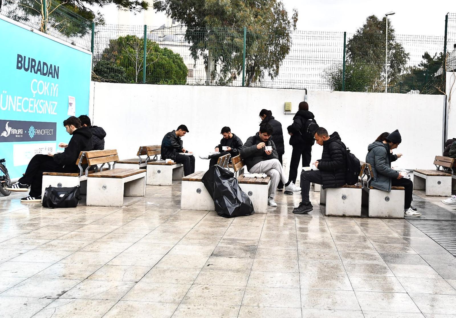 İzmir’de öğrencilerin yanında Büyükşehir var
