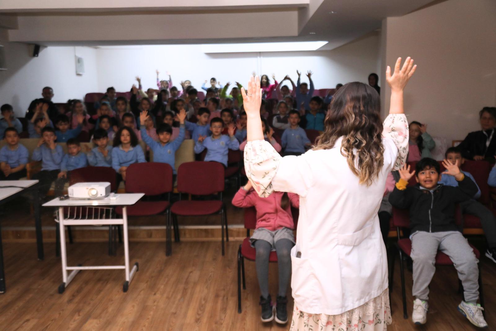 Bayraklı Belediyesi'nden çocuklara hijyen eğitimi