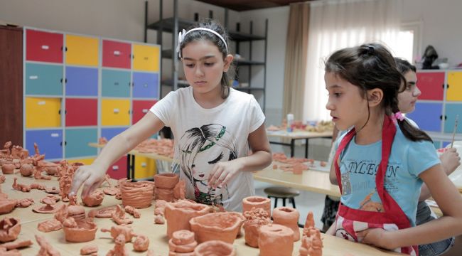 BORNOVA'da HOBİ KURSLARINDAN BİNLERCE KİŞİ YARARLANIYOR