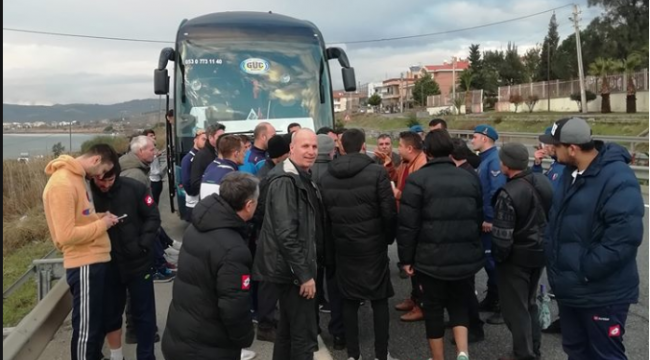 BORNOVA YEŞİLOVASPOR KAFİLESİ SALDIRIYA UĞRADI