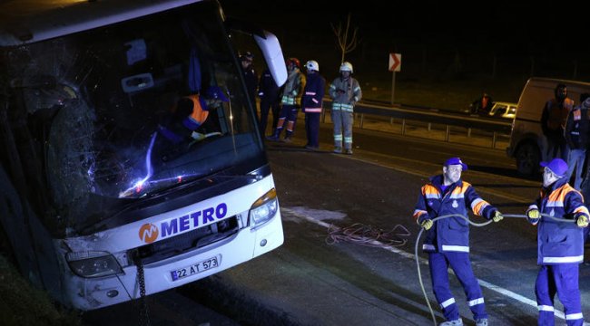 İstanbul'da yolcu otobüsü devrildi: 2 kişi öldü, 21 yaralı var