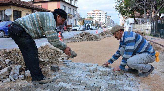 İZSU'NUN AÇTIĞI YARALARI BELEDİYE KAPATIYOR