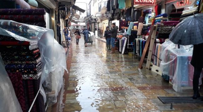 Kemeraltı Çarşısı'ndaki iş yerlerini su bastı