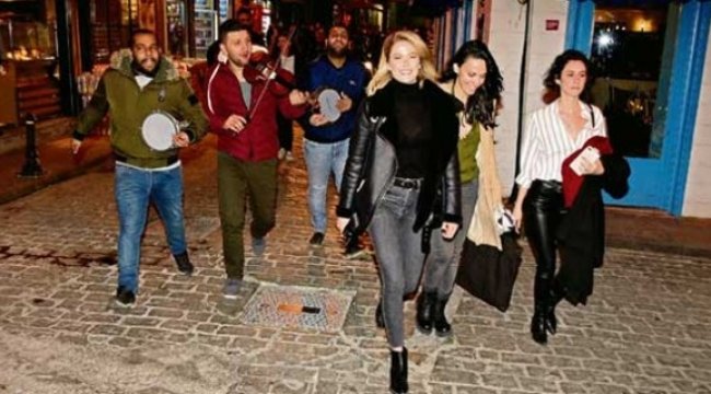 Sokak çalgıcıları sarışın yıldıza Serenay'ı hatırlattı