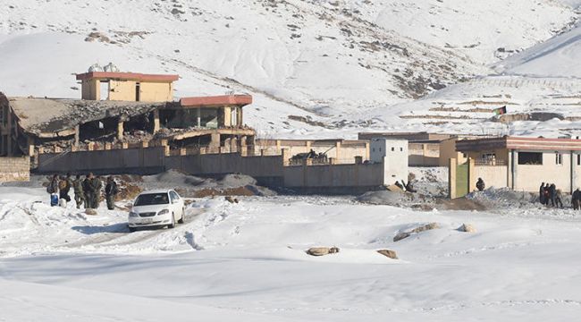Taliban askeri üsse saldırdı