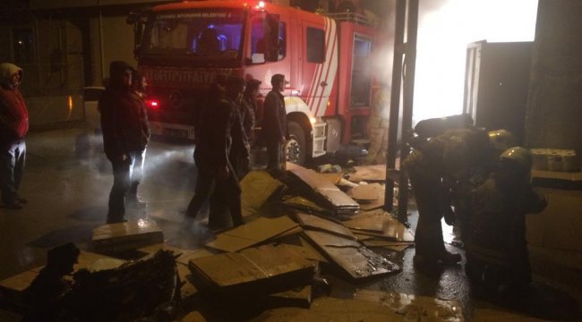 Ataşehir'de koli imalathanesinde yangın